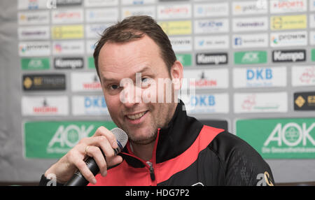 Berlin, Allemagne. Dec 12, 2016. Headcoach de l'équipe nationale allemande de handball, Dagur Sigurdsson annonce l'extension de membres de l'équipe pour la prochaine Coupe du Monde en France à Berlin, Allemagne, 12 décembre 2016. Photo : Jörg Carstensen/dpa/Alamy Live News Banque D'Images