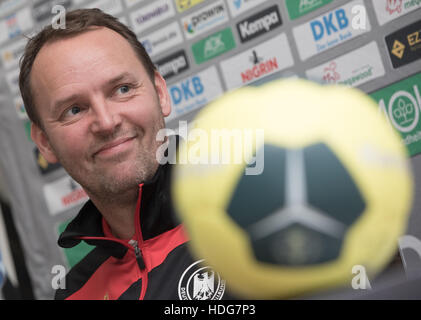 Berlin, Allemagne. Dec 12, 2016. Headcoach de l'équipe nationale allemande de handball, Dagur Sigurdsson annonce l'extension de membres de l'équipe pour la prochaine Coupe du Monde en France à Berlin, Allemagne, 12 décembre 2016. Photo : Jörg Carstensen/dpa/Alamy Live News Banque D'Images