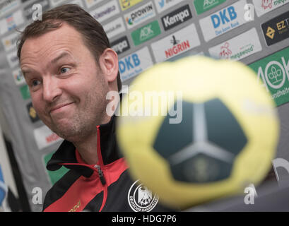 Berlin, Allemagne. Dec 12, 2016. Headcoach de l'équipe nationale allemande de handball, Dagur Sigurdsson annonce l'extension de membres de l'équipe pour la prochaine Coupe du Monde en France à Berlin, Allemagne, 12 décembre 2016. Photo : Jörg Carstensen/dpa/Alamy Live News Banque D'Images