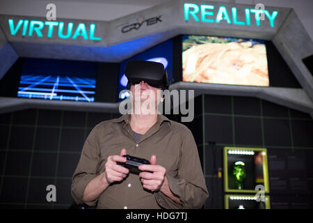 Berlin, Allemagne. Dec 12, 2016. Andreas Lange, directeur du Musée de Berlin jeu teste un jeu de réalité virtuelle avec une paire de lunettes spéciales dans la nouvelle zone d'exposition de réalité virtuelle à l'ordinateur Game Museum de Berlin, Allemagne, 12 décembre 2016. Photo : Bernd von Jutrczenka/dpa/Alamy Live News Banque D'Images