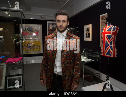 Knightsbridge, au Royaume-Uni. Dec 12, 2016. Charlie Cook modèles Porter une veste de soie portés par Keith Richards des Rolling Stones lors d'un photocall à Bonhams à venir de l'Entertainment Memorabilia Auction à Knightsbridge London Crédit : Keith Larby/Alamy Live News Banque D'Images