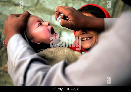 Kandahar, Afghanistan. Dec 12, 2016. Un enfant afghan reçoit un vaccin contre la polio au cours d'une campagne anti-polio dans la province de Kandahar, Afghanistan, le 12 décembre 2016. Une campagne anti-polio a commencé dans le sud de la province de Kandahar, le lundi. Credit : Sanaullah Saiem/Xinhua/Alamy Live News Banque D'Images