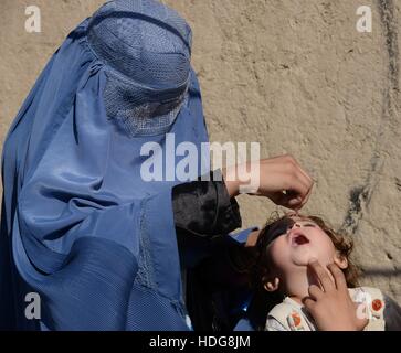 Kandahar, Afghanistan. Dec 12, 2016. Un enfant afghan reçoit un vaccin contre la polio au cours d'une campagne anti-polio dans la province de Kandahar, Afghanistan, le 12 décembre 2016. Une campagne anti-polio a commencé dans le sud de la province de Kandahar, le lundi. Credit : Sanaullah Saiem/Xinhua/Alamy Live News Banque D'Images