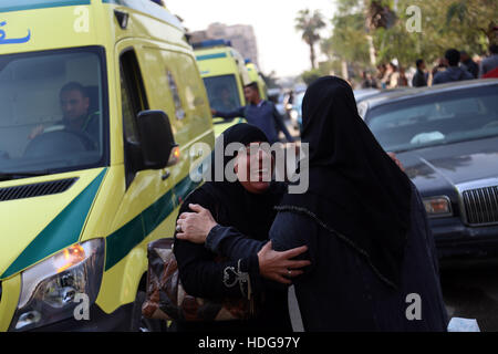 Le Caire. Dec 12, 2016. Une femme pleure lors d'un rassemblement de personnes par l'attentat du Caire victimes au Caire, en Egypte le 12 décembre 2016. Une bombe a explosé à l'intérieur d'une église dans la capitale égyptienne du Caire le 11 décembre, qui a fait au moins 25 morts. Credit : Ahmed Gomaa/Xinhua/Alamy Live News Banque D'Images