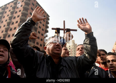 Le Caire. Dec 12, 2016. Les gens se réunissent pour pleurer la Caire'attentat victimes au Caire, en Égypte, le 12 décembre 2016. Une bombe a explosé à l'intérieur d'une église dans la capitale égyptienne du Caire le 11 décembre, qui a fait au moins 25 morts. Credit : Zhao Dingzhe/Xinhua/Alamy Live News Banque D'Images