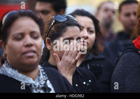 Le Caire. Dec 12, 2016. Une femme pleure lors d'un rassemblement de personnes par l'attentat du Caire victimes au Caire, en Egypte le 12 décembre 2016. Une bombe a explosé à l'intérieur d'une église dans la capitale égyptienne du Caire le 11 décembre, qui a fait au moins 25 morts. Credit : Ahmed Gomaa/Xinhua/Alamy Live News Banque D'Images