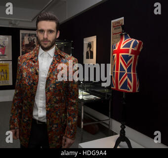 Knightsbridge, au Royaume-Uni. Dec 12, 2016. Charlie Cook modèles Porter une veste de soie portés par Keith Richards des Rolling Stones à aÊphotocall Bonhams à l'avant de l'Entertainment Memorabilia Auction à Knightsbridge London Crédit : Keith Larby/Alamy Live News Banque D'Images