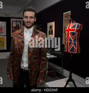 Knightsbridge, au Royaume-Uni. Dec 12, 2016. Charlie Cook modèles Porter une veste de soie portés par Keith Richards des Rolling Stones à aÊphotocall Bonhams à l'avant de l'Entertainment Memorabilia Auction à Knightsbridge London Crédit : Keith Larby/Alamy Live News Banque D'Images