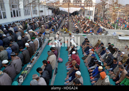 Le cachemire. Dec 12, 2016. Les musulmans du Cachemire offrant des prières au sanctuaire le plus sacré du Cachemire à la veille d'Hazratbal Eid Milad, ou l'anniversaire de la naissance du Prophète Mohammad le 12 décembre 2016 à Srinagar, Cachemire sous administration indienne. Des milliers de musulmans du Cachemire visiter le sanctuaire d'Hazratbal Srinagar à payer se prosterna sur l'Eid Milad, ou l'anniversaire de naissance du prophète Mohammed. Credit : Saqib Majeed/Alamy Live News Banque D'Images