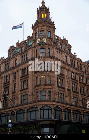 Knightsbridge, au Royaume-Uni. Dec 12, 2016. UK, météo, Terne Jour sur Harrods à Londres Crédit : Keith Larby/Alamy Live News Banque D'Images