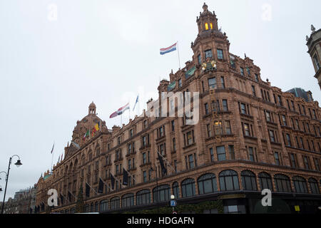 Knightsbridge, au Royaume-Uni. Dec 12, 2016. UK, météo, Terne Jour sur Harrods à Londres Crédit : Keith Larby/Alamy Live News Banque D'Images