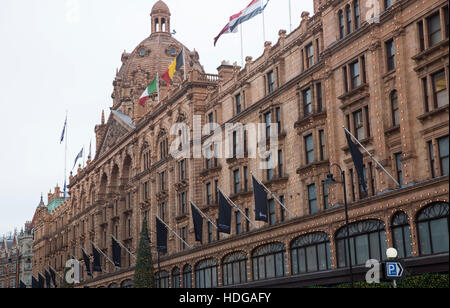 Knightsbridge, au Royaume-Uni. Dec 12, 2016. UK, météo, Terne Jour sur Harrods à Londres Crédit : Keith Larby/Alamy Live News Banque D'Images