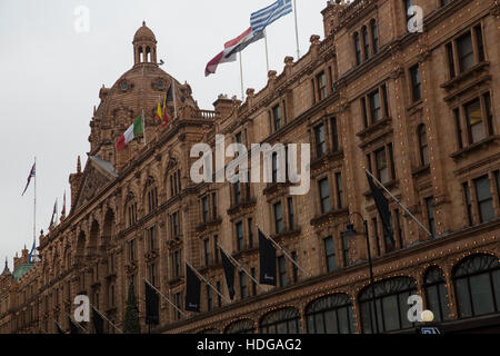 Knightsbridge, au Royaume-Uni. Dec 12, 2016. UK, météo, Terne Jour sur Harrods à Londres Crédit : Keith Larby/Alamy Live News Banque D'Images