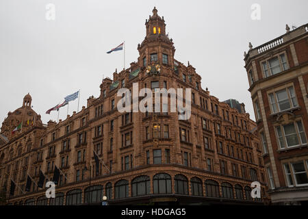 Knightsbridge, au Royaume-Uni. Dec 12, 2016. UK, météo, Terne Jour sur Harrods à Londres Crédit : Keith Larby/Alamy Live News Banque D'Images