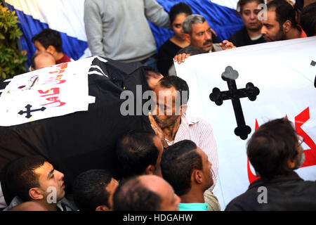 Le Caire. Dec 12, 2016. Un homme embrasse le cercueil d'un attentat à la cathédrale du Caire victime lors des funérailles au Caire, Egypte sur Dec.12, 2016. Une bombe a explosé à l'intérieur d'une église dans la capitale égyptienne du Caire le 11 décembre, qui a fait au moins 24 morts. Credit : Ahmed Gomaa/Xinhua/Alamy Live News Banque D'Images