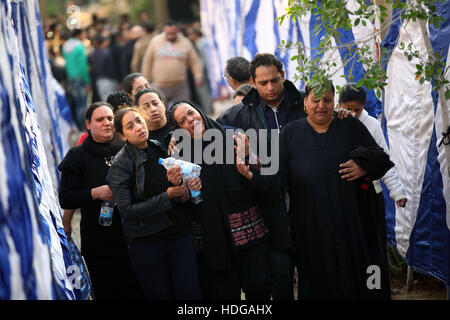 Le Caire. Dec 12, 2016. Les membres des familles de l'attentat à la cathédrale du Caire victimes pleurer lors des funérailles au Caire, Egypte sur Dec.12, 2016. Une bombe a explosé à l'intérieur d'une église dans la capitale égyptienne du Caire le 11 décembre, qui a fait au moins 24 morts. Credit : Ahmed Gomaa/Xinhua/Alamy Live News Banque D'Images