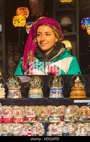 Winchester, Hampshire, Angleterre Royaume-uni 12 décembre 2016. Décrochage du marché de Noël avec boules à neige à vendre au Marché de Noël de Winchester. Credit : Carolyn Jenkins/Alamy Live News Banque D'Images