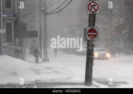 Halifax, Canada. Dec 12, 2016. Des vents violents et de fortes chutes de neige a frappé le centre-ville d'Halifax, N.-É., le 12 décembre 2016. Credit : Lee Brown/Alamy Live News Banque D'Images