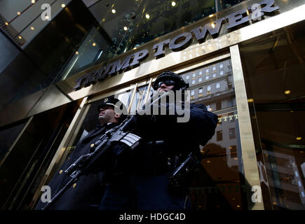 New York, USA. Dec 12, 2016. Un agent de police NYPD armés montent la garde devant l'entrée de Trump Tower le 11 décembre 2016 dans la ville de New York. Le président élu américain Donald Trump est toujours la tenue des réunions à l'étage au Trump Tower alors qu'il continue à remplir des postes clés dans sa nouvelle administration. Crédit : John Angelillo/ extérieure via CNP Crédit : MediaPunch MediaPunch /Inc/Alamy Live News Banque D'Images