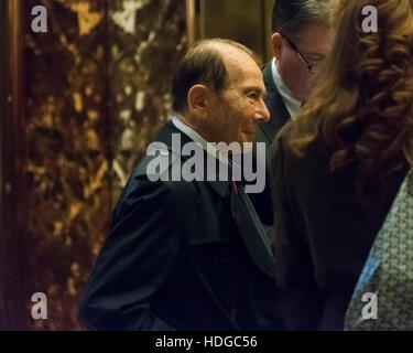 New York, USA. Dec 12, 2016. Ancien PDG d'AIG Maurice Greenberg est vu en attente d'un ascenseur dans le hall de Trump Tower où nous s'entretient avec le conseiller financier de Trump Anthony Scaramucci (pas vu) à New York, NY, USA le 12 décembre 2016. Credit : MediaPunch Inc/Alamy Live News Banque D'Images