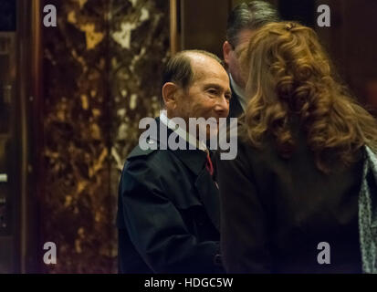 New York, USA. Dec 12, 2016. Ancien PDG d'AIG Maurice Greenberg est vu en attente d'un ascenseur dans le hall de Trump Tower où nous s'entretient avec le conseiller financier de Trump Anthony Scaramucci (pas vu) à New York, NY, USA le 12 décembre 2016. Credit : MediaPunch Inc/Alamy Live News Banque D'Images