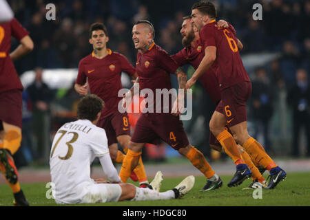 Stadio Olimpico, Rome, Italie. Dec 12, 2016. Serie A Football. Que les Roms contre l'AC Milan. Naiggolan le score de GED et de fête. Crédit : marco iacobucci/Alamy Live News Banque D'Images