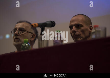 Athènes, Grèce. Dec 12, 2016. Compositeur grec et ancien homme politique, THANOS MIKROUTSIKOS (L), vu avec YANIS VAROUFAKIS durant la présentation de son nouveau livre. Grec célèbre économiste, universitaire, ancien ministre des Finances et DiEM25 co-fondateur Yanis Varoufakis a lancé la traduction grecque de son nouveau livre, 'et les faibles souffrent ce qu'ils doivent ?'', dans un rassemblement public à Athènes. © Nikolas Georgiou/ZUMA/Alamy Fil Live News Banque D'Images