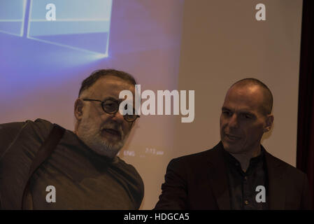 Athènes, Grèce. Dec 12, 2016. Compositeur grec et ancien homme politique, THANOS MIKROUTSIKOS (L), vu avec YANIS VAROUFAKIS durant la présentation de son nouveau livre. Grec célèbre économiste, universitaire, ancien ministre des Finances et DiEM25 co-fondateur Yanis Varoufakis a lancé la traduction grecque de son nouveau livre, 'et les faibles souffrent ce qu'ils doivent ?'', dans un rassemblement public à Athènes. © Nikolas Georgiou/ZUMA/Alamy Fil Live News Banque D'Images