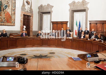 Rome, Italie. 12 décembre 2016. Paolo Gentiloni, nouveau Premier ministre de l'Italie, centre, assiste à sa première réunion du cabinet à la Palais Chigi à Rome, Italie. Credit : Sara De Marco/Alamy Live News. Banque D'Images