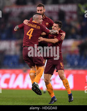 Rome, Italie. Dec 12, 2016. Roma's Radja Nainggolan (L) célèbre avec son coéquipier après avoir marqué dans un match de football Serie A italienne entre les Roms et l'AC Milan à Rome, Italie, le 12 décembre 2016. Roma a gagné 1-0. © Alberto Lingria/Xinhua/Alamy Live News Banque D'Images