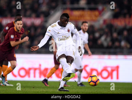 Rome, Italie. Dec 12, 2016. L'AC Milan's Mbaye Niang tire un coup de pied de pénalité lors d'un match de football Serie A italienne entre les Roms et l'AC Milan à Rome, Italie, le 12 décembre 2016. Roma a gagné 1-0. © Alberto Lingria/Xinhua/Alamy Live News Banque D'Images