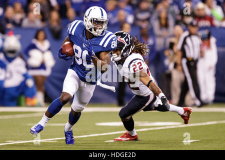 Indianapolis, Indiana, USA. Dec 11, 2016. Décembre 11th, 2016 - Indianapolis, Indiana, États-Unis - Indianapolis Colts wide receiver Chester Rogers (80) lance la balle au cours de la NFL football match entre les Houston Texans et les Indianapolis Colts au stade Lucas Oil. © Adam Lacy/ZUMA/Alamy Fil Live News Banque D'Images