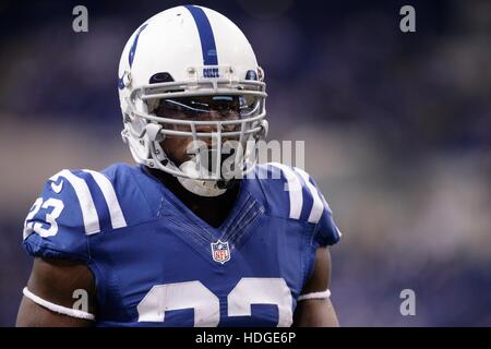 Indianapolis, Indiana, USA. Dec 11, 2016. Décembre 11th, 2016 - Indianapolis, Indiana, États-Unis - Indianapolis Colts quarterback Andrew Luck (12) avant la NFL football match entre les Houston Texans et les Indianapolis Colts au stade Lucas Oil. © Adam Lacy/ZUMA/Alamy Fil Live News Banque D'Images