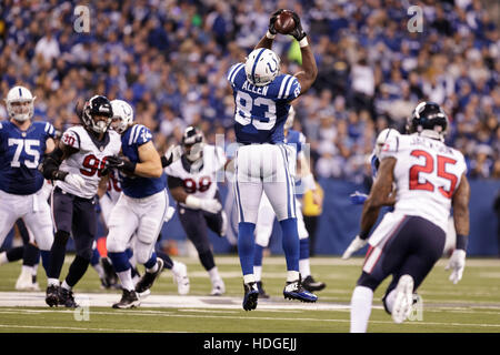 Indianapolis, Indiana, USA. Dec 11, 2016. Décembre 11th, 2016 - Indianapolis, Indiana, États-Unis - Indianapolis Colts tight end Dwayne Allen (83) attrape un col au cours de la NFL football match entre les Houston Texans et les Indianapolis Colts au stade Lucas Oil. © Adam Lacy/ZUMA/Alamy Fil Live News Banque D'Images