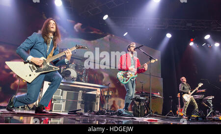 Inglewood, Californie, USA. Dec 11, 2016. BRIAN BELL, RIVIÈRES CUOMO ET SCOTT SHRINER de Weezer durant la presque KROQ Acoustic concert de Noël à l'instance à Inglewood, Californie © Daniel DeSlover/ZUMA/Alamy Fil Live News Banque D'Images