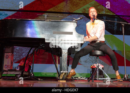 Inglewood, Californie, USA. Dec 11, 2016. ANDREW MCMAHON durant la presque KROQ Acoustic concert de Noël à l'instance à Inglewood, Californie © Daniel DeSlover/ZUMA/Alamy Fil Live News Banque D'Images