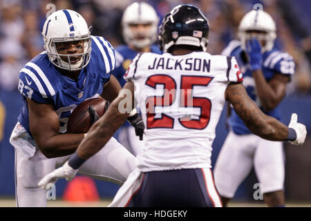Indianapolis, Indiana, USA. Dec 11, 2016. Décembre 11th, 2016 - Indianapolis, Indiana, États-Unis - Indianapolis Colts tight end Dwayne Allen (83) exécute la balle au cours de la NFL football match entre les Houston Texans et les Indianapolis Colts au stade Lucas Oil. © Adam Lacy/ZUMA/Alamy Fil Live News Banque D'Images