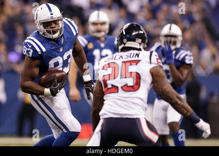 Indianapolis, Indiana, USA. Dec 11, 2016. Décembre 11th, 2016 - Indianapolis, Indiana, États-Unis - Indianapolis Colts tight end Dwayne Allen (83) terrains après avoir attrapé une passe au cours de la NFL football match entre les Houston Texans et les Indianapolis Colts au stade Lucas Oil. © Adam Lacy/ZUMA/Alamy Fil Live News Banque D'Images