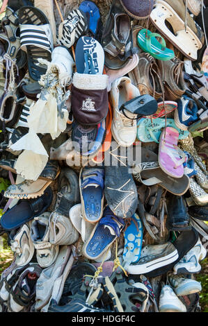 Close-up d'un tronc d'arbre couverts par plusieurs différents types et tailles de chaussures près de parc provincial Awenda, Ontario, Canada. Banque D'Images