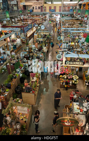 Les acheteurs marchent à l'intérieur du marché Covent Garden à London, Ontario, Canada, pour acheter des produits frais et génériques, le marché des fermiers. Banque D'Images