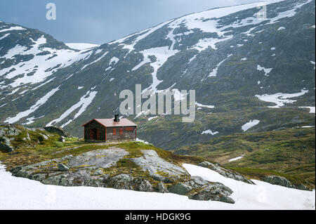 Petite maison à la montagne enneigée plateau, Norvège Banque D'Images