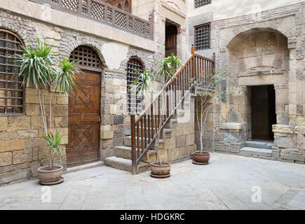 Vue sur la cour de jeu de Beit El (Waseela Waseela Hanem House), montrant une porte fermée en bois et deux fenêtres avec grille en bois entrelacé Banque D'Images