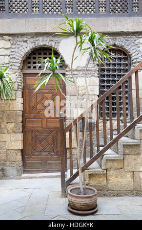 Vue sur la cour de jeu de Beit El (Waseela Waseela Hanem House), montrant une porte fermée en bois et fenêtre avec grille en bois entrelacé Banque D'Images