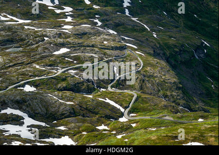 Panneaux route dans les rochers de la Norvège. Banque D'Images