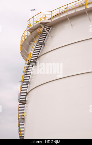 Grand réservoir d'huile avec escalier close up Banque D'Images