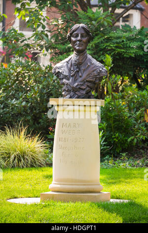 Statue de Mary Webb à l'extérieur de la bibliothèque de Shrewsbury Shropshire en commémorant le centenaire de la publication de son premier livre Banque D'Images