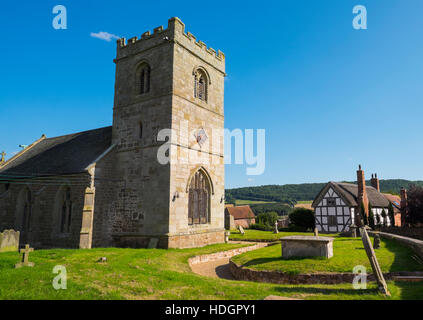 L'église St Mary et un noir et blanc chaumière à Harley, Shropshire, avec Wenlock Edge en arrière-plan, England, UK Banque D'Images