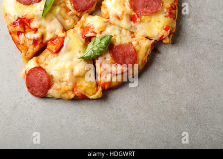 Vue de dessus de la pizza au pepperoni savoureux Banque D'Images