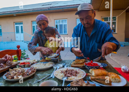 TURBAT, KAZAKHSTAN - 21 juillet : repas de famille Kazakh beshbarmak plat typique composé de viande de cheval et les nouilles. Juillet 2016 Banque D'Images