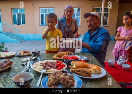 TURBAT, KAZAKHSTAN - 21 juillet : repas de famille Kazakh beshbarmak plat typique composé de viande de cheval et les nouilles. Juillet 2016 Banque D'Images